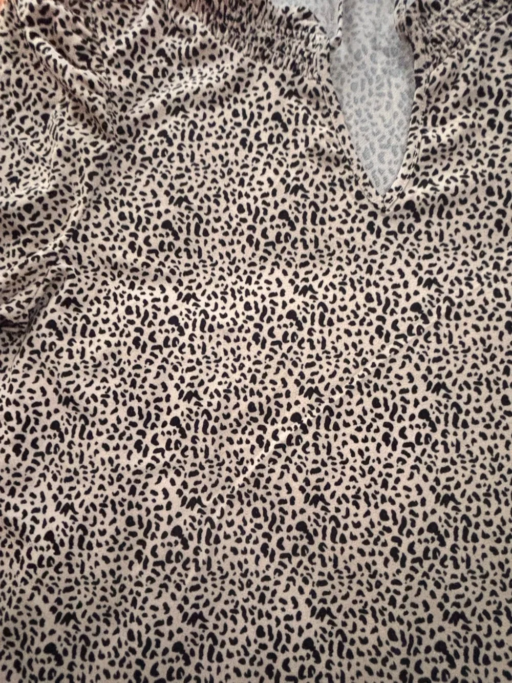 Adrianna Papell Cream and Black Printed V-Neck Blouse 👚